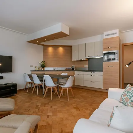 Appartamento Light-filled With Lateral Sea View