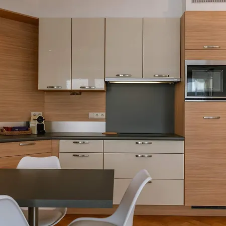 Light-filled With Lateral Sea View Apartment