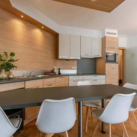 Light-filled With Lateral Sea View Apartment